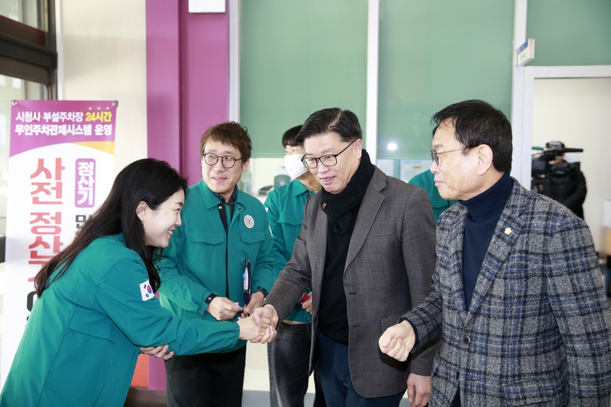 20250125-003[_P7U0254 복사-설맞이 구미시청 당직실 방문 근무자 격려.jpg