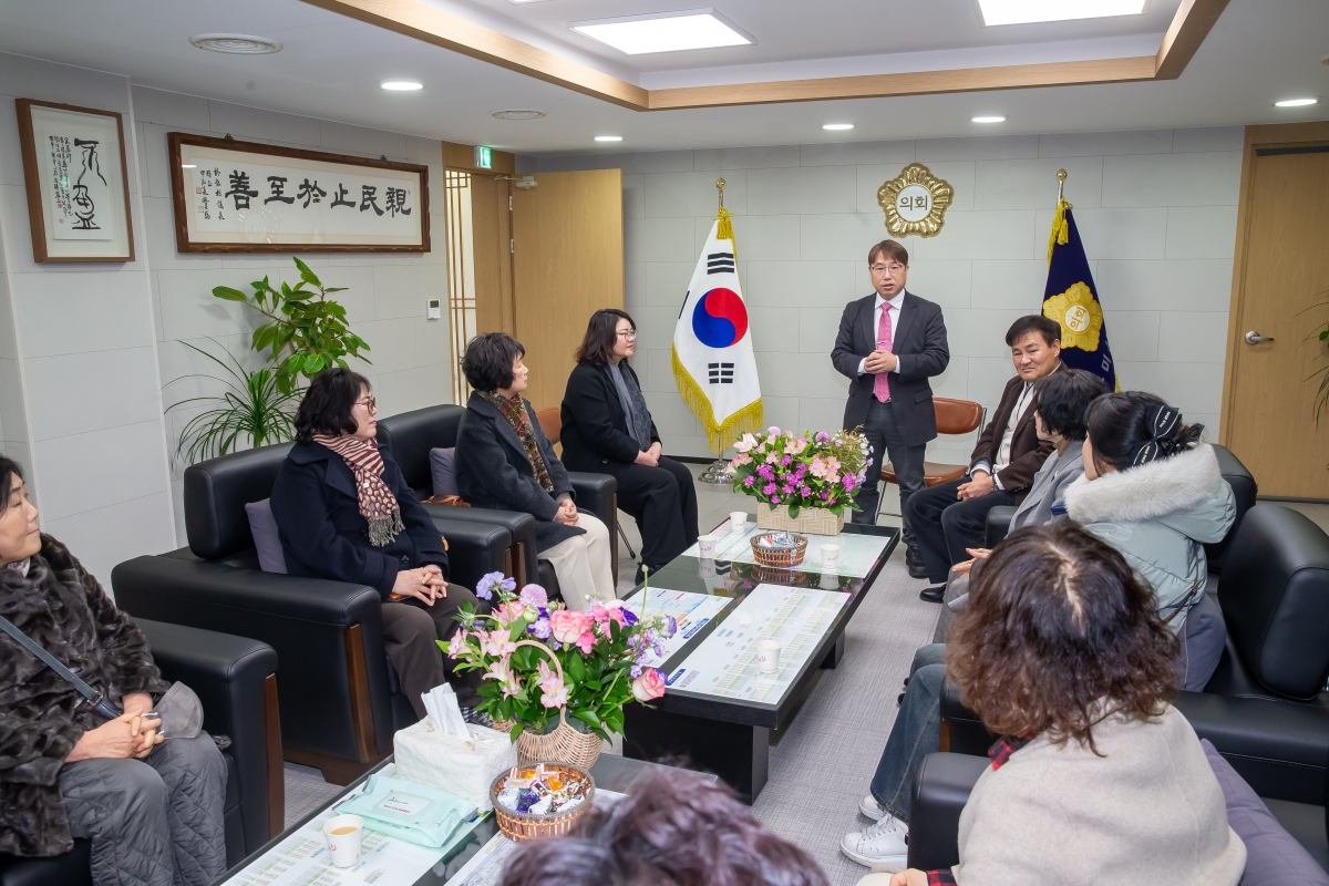 20250207-067[_P7U0520-혛곡1동 통장 일행 의장실 방문.jpg