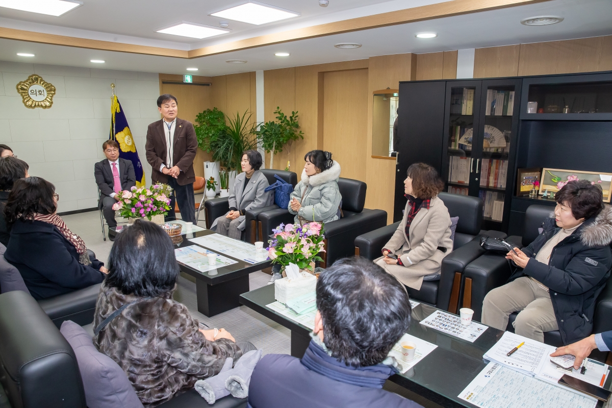 20250207-063[_P7U0511-혛곡1동 통장 일행 의장실 방문.jpg
