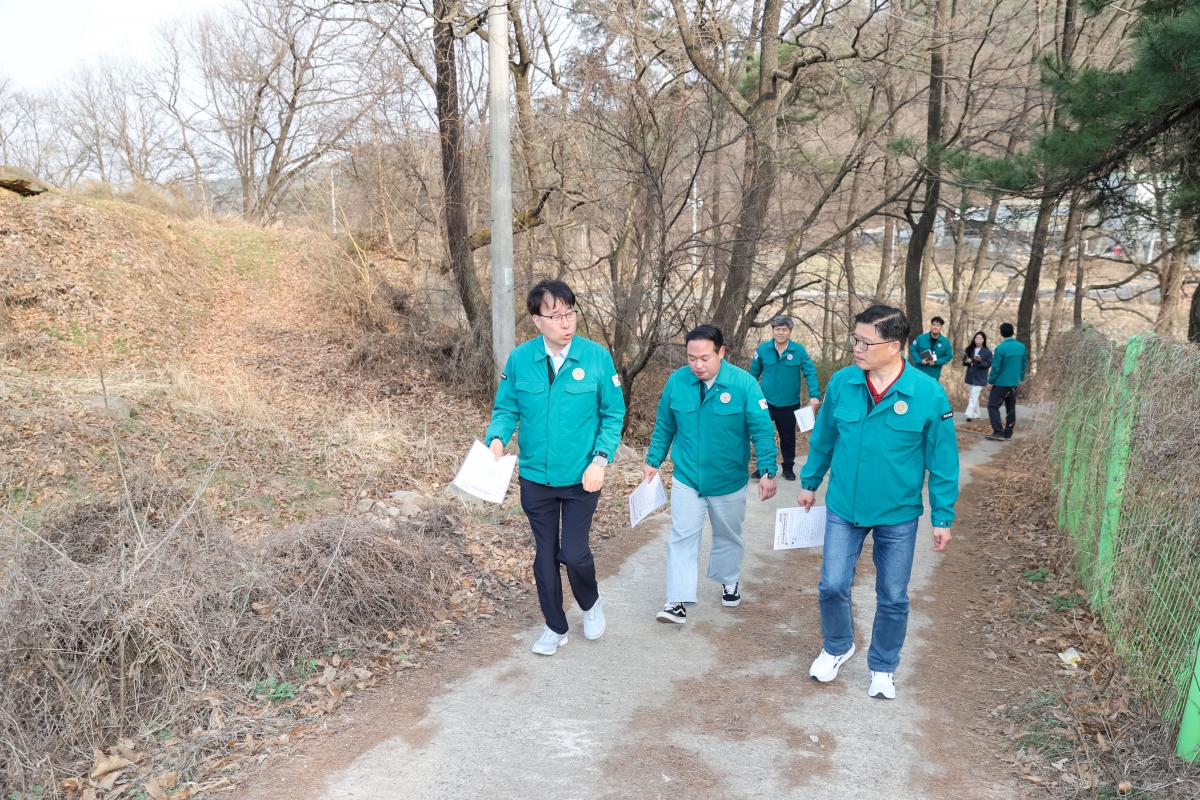 20250324-004[AMG_4500-폐회중 산업건설위원회 옥성면 산불예방을 위한 현장 방문.jpg