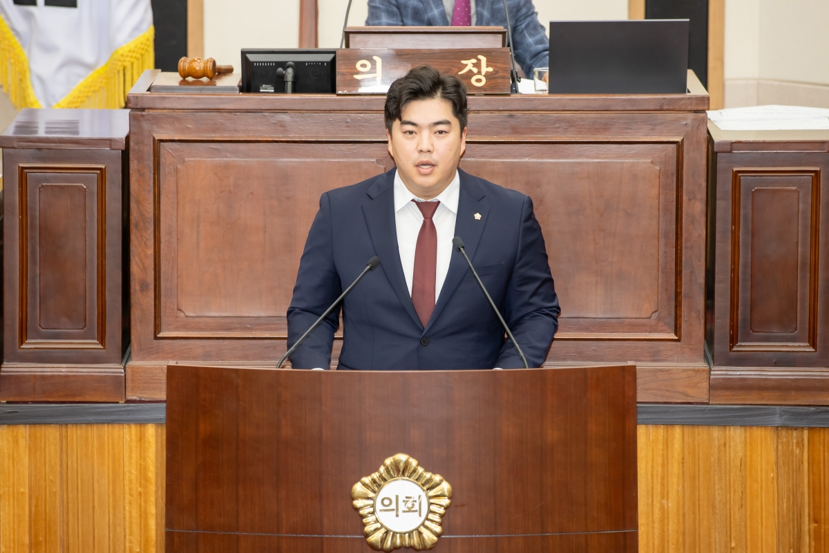 20250418-028[AMG_6680-제286회 임시회 제2차 본회의시 김정도 기획행정위원회 간사 상임위원회 활동결과보고.jpg