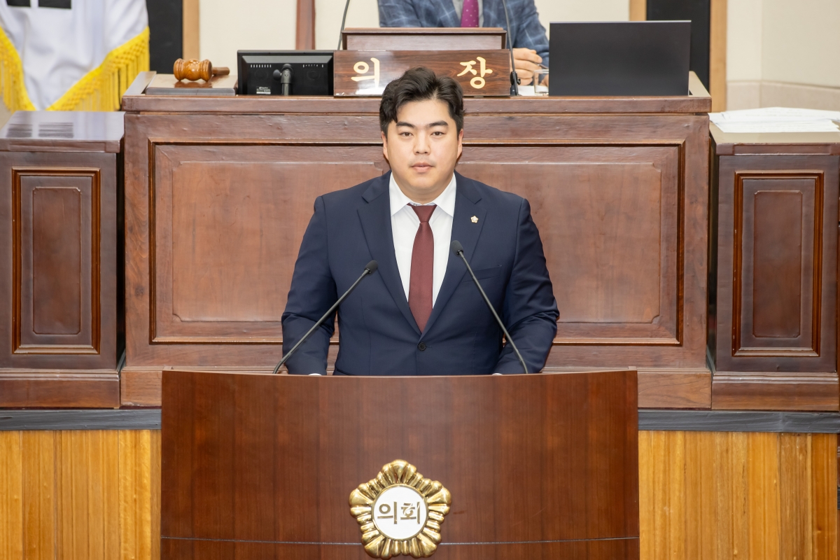 20250418-029[AMG_6681-제286회 임시회 제2차 본회의시 김정도 기획행정위원회 간사 상임위원회 활동결과보고.jpg