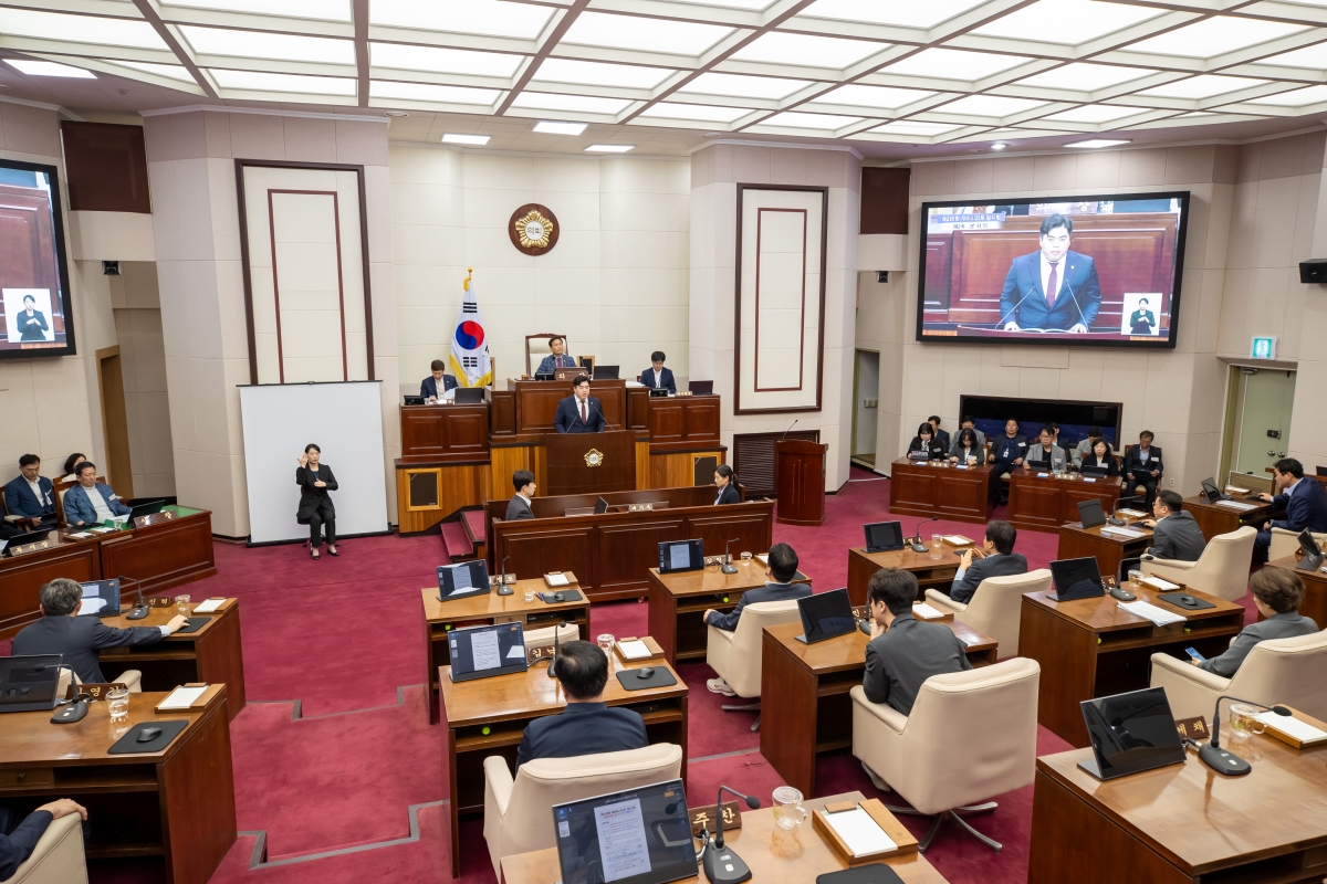 20250418-031[AMG_6687-제286회 임시회 제2차 본회의시 김정도 기획행정위원회 간사 상임위원회 활동결과보고.jpg