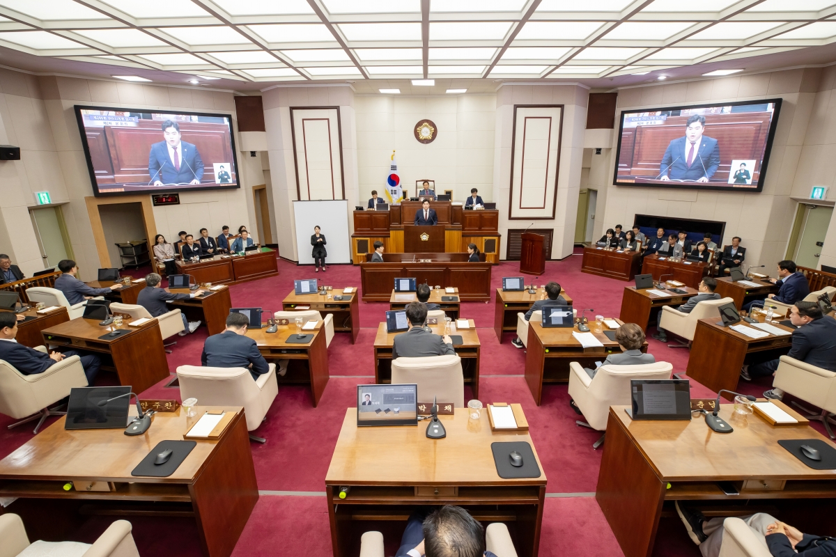 20250418-030[AMG_6683-제286회 임시회 제2차 본회의시 김정도 기획행정위원회 간사 상임위원회 활동결과보고.jpg