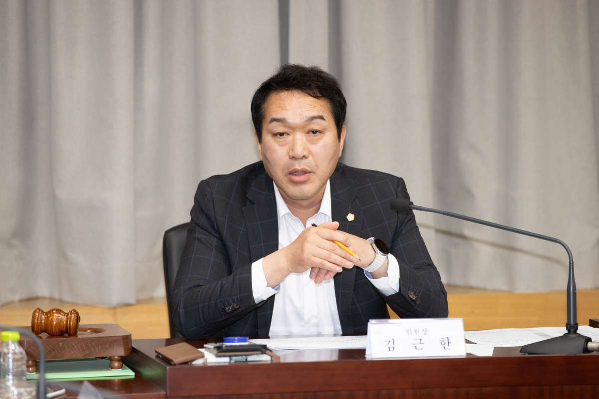 20250514-038[AMG_9444-2025년 의원연구단체심의위원회 위촉식 및 심의위원회 회의.jpg