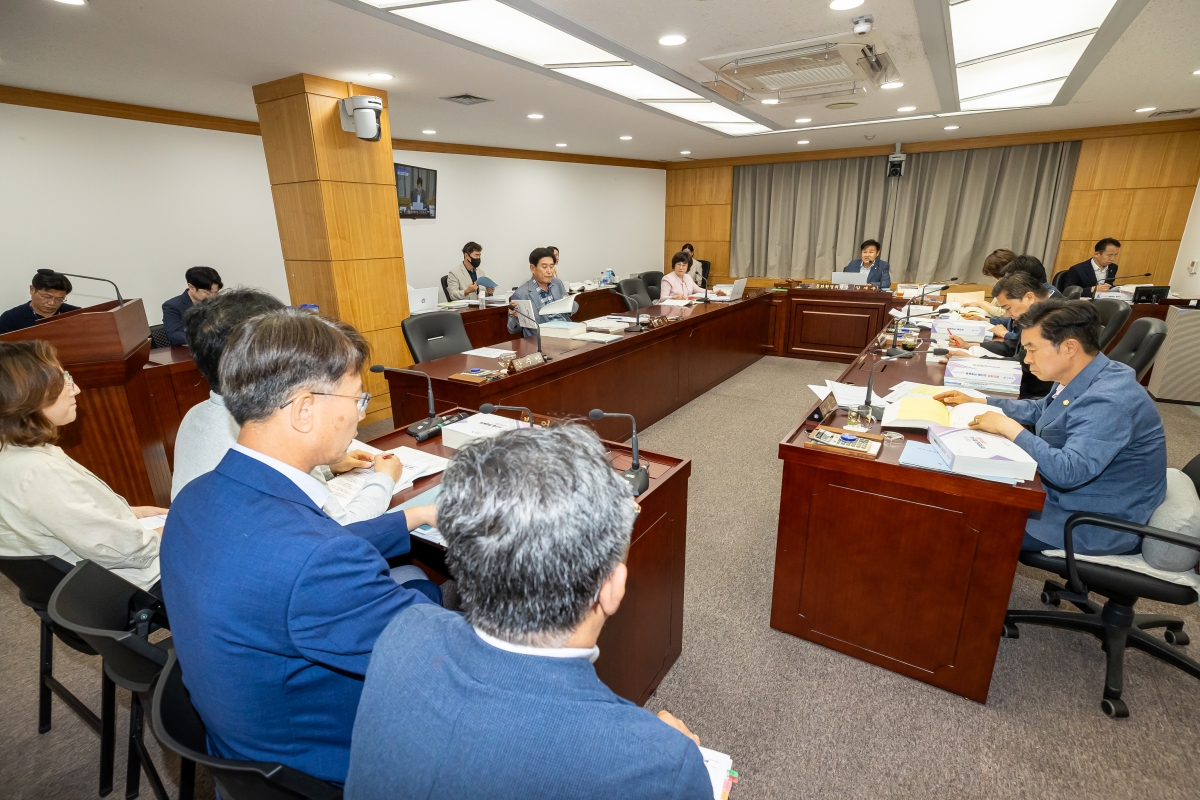 20250609-023[AMG_1091-제288회 제1차 정례회시 문화환경위원회 소관 2024회계연도 세입·세출 결산 승인안 예비심사활동.jpg