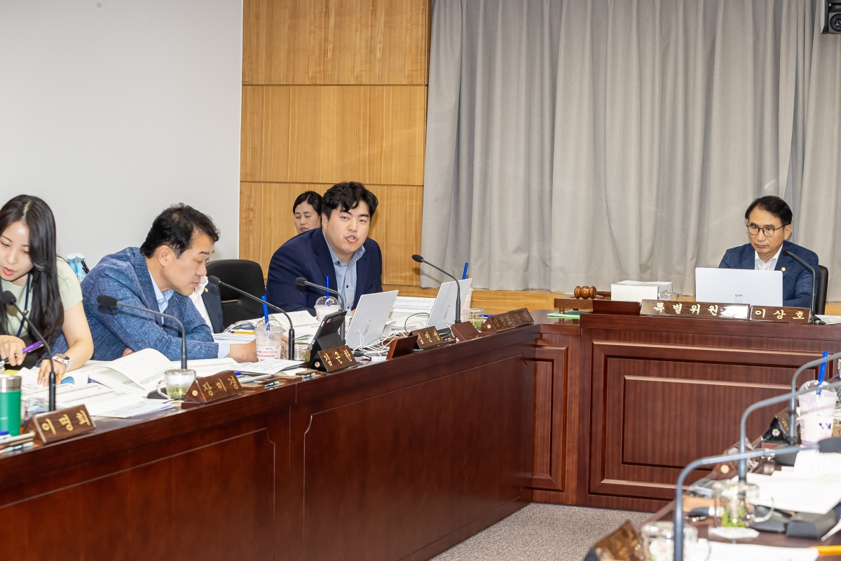 20250610-056[AMG_1387-제288회 제1차 정례회 예산결산특별위원회 2024회계연도 세입세출결산승인안 심사활동.jpg