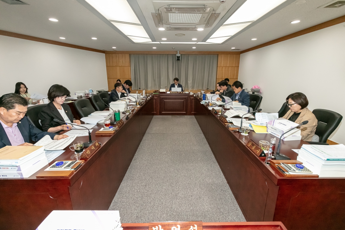 20250610-006[IMG_9727-제288회 제1차 정례회 예산결산특별위원회 2024회계연도 세입세출결산승인안 심사활동.jpg