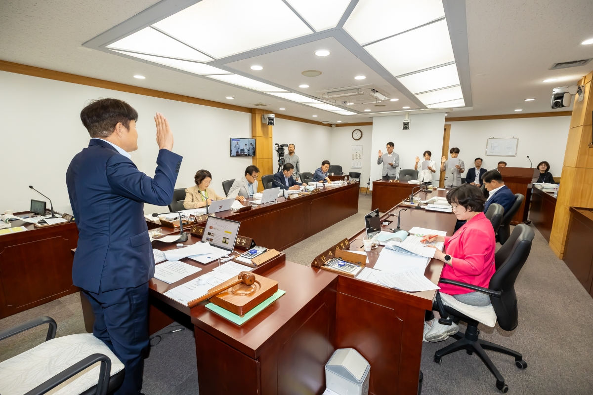 20250612-077[AMG_1523-제288회 제1차 정례회 문화환경위원회 소관 2025년도 행정사무감사 활동.jpg