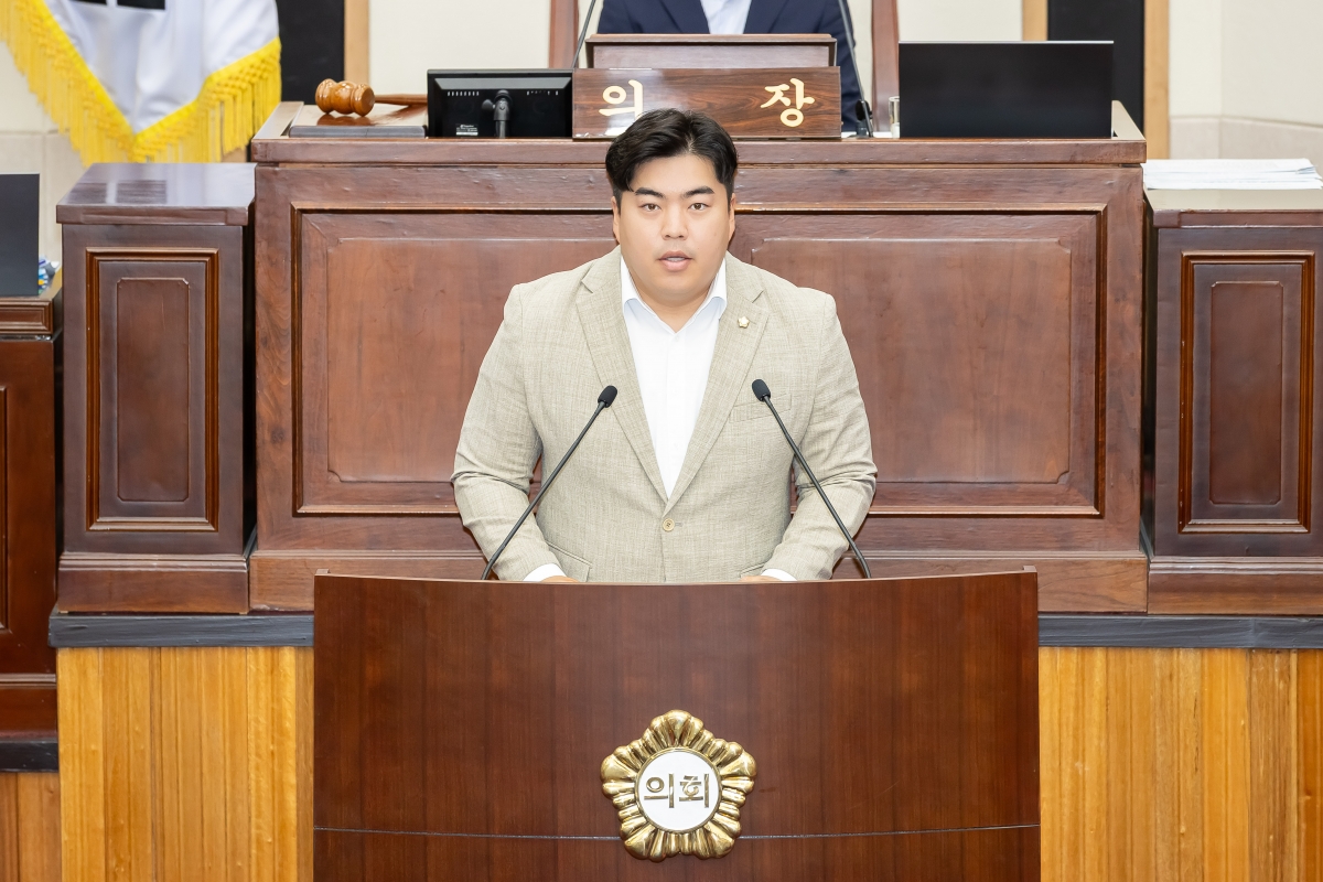 20250623-006[AMG_2957-제288회 제1차 정례회 제2차 본회의시 김정도 기획행정위원회 간사 조례안 심사결과보고.jpg