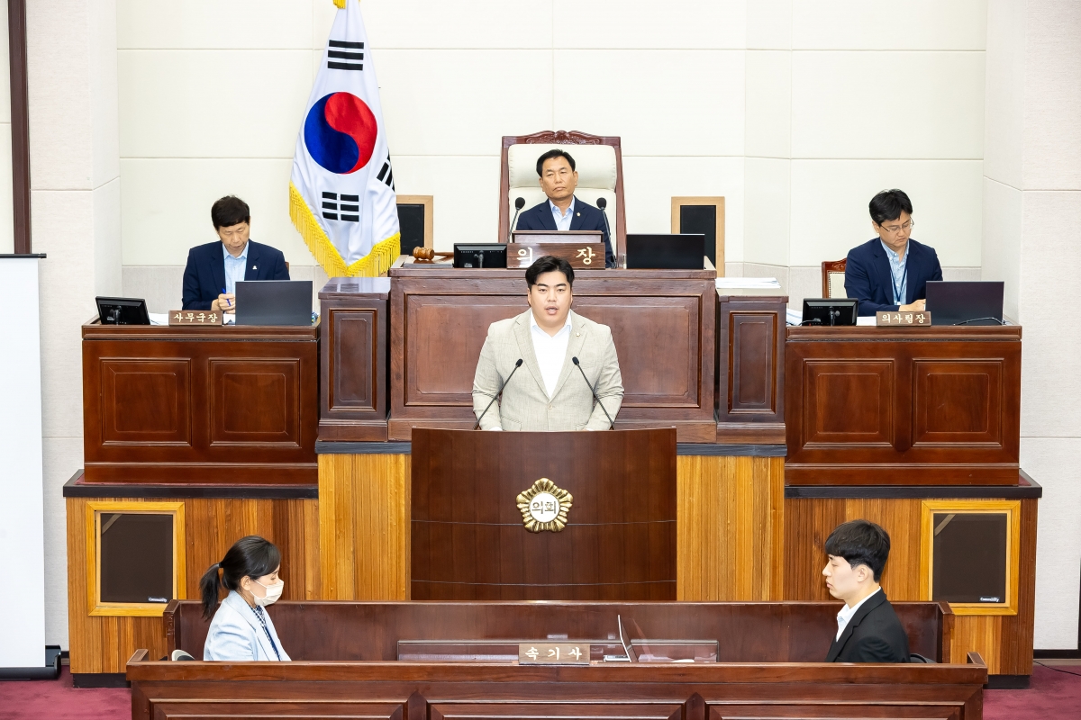 20250623-007[AMG_2962-제288회 제1차 정례회 제2차 본회의시 김정도 기획행정위원회 간사 조례안 심사결과보고.jpg