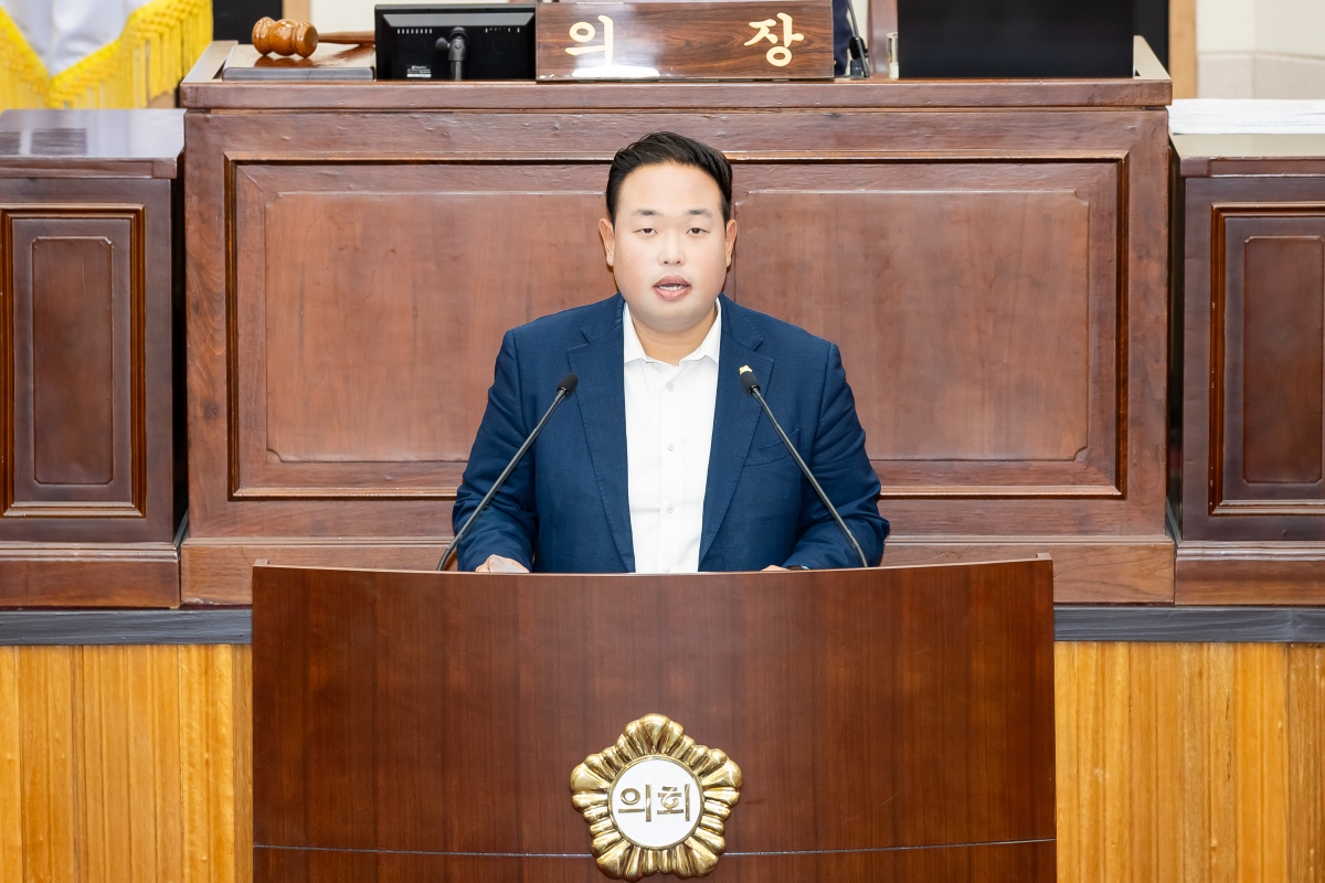 20250623-018[AMG_2984-제288회 제1차 정례회 제2차 본회의시 정지원 산업건설위원회 간사 조례안 심사결과보고.jpg