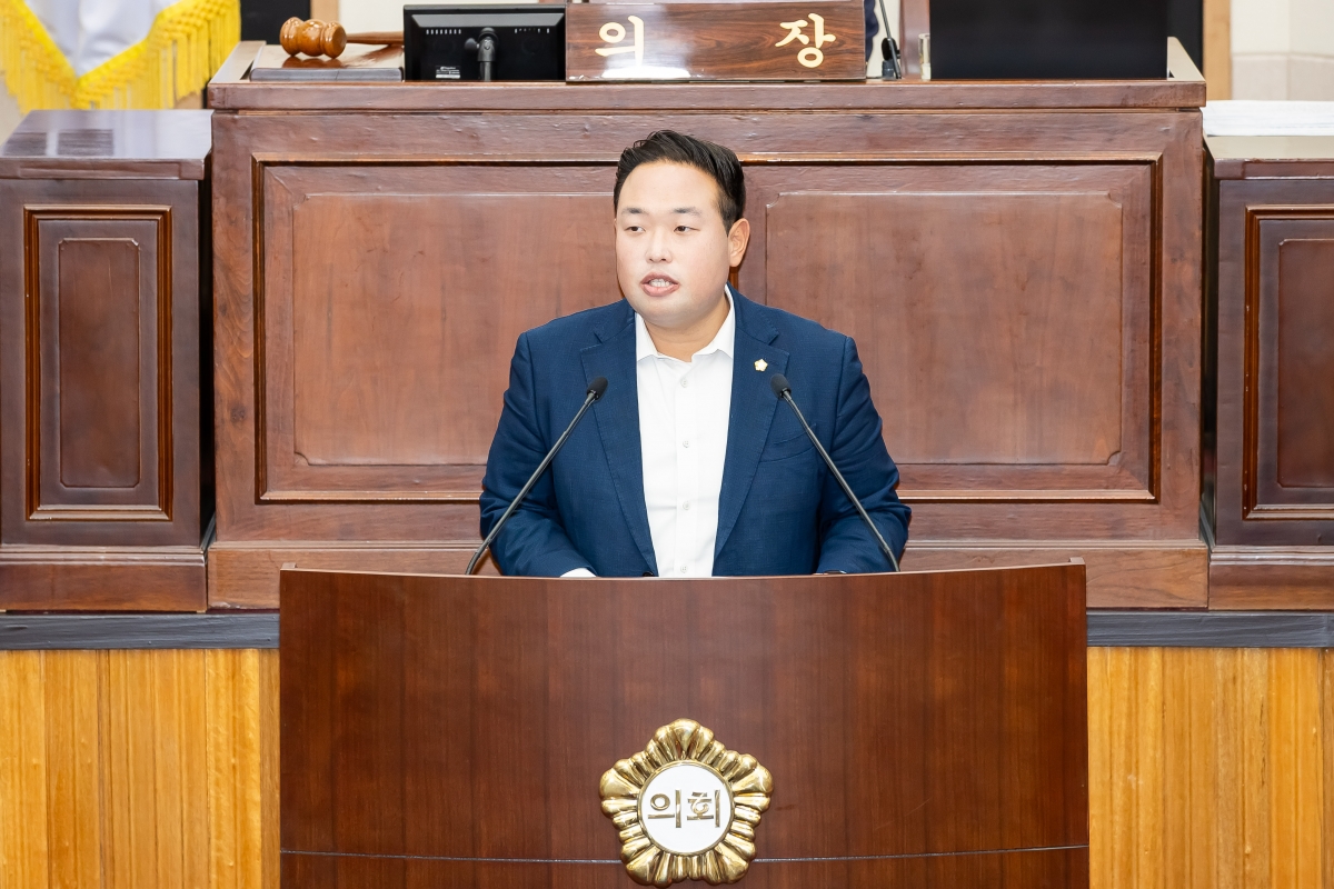 20250623-017[AMG_2982-제288회 제1차 정례회 제2차 본회의시 정지원 산업건설위원회 간사 조례안 심사결과보고.jpg