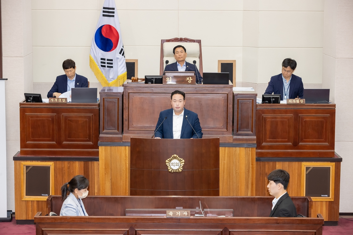 20250623-019[AMG_2986-제288회 제1차 정례회 제2차 본회의시 정지원 산업건설위원회 간사 조례안 심사결과보고.jpg