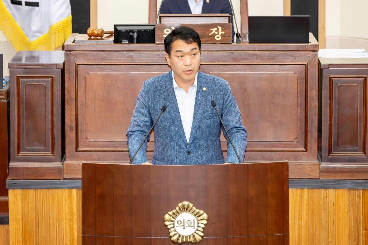 20250623-028[AMG_3009-제288회 제1차 정례회 제2차 본회의시 김근한 의회운영위원장 2025년도 행정사무감사 활동결과보고.jpg