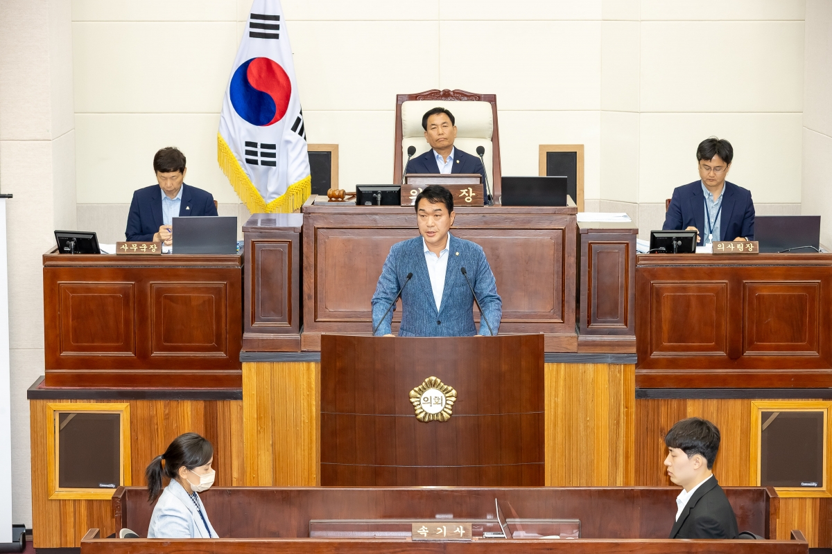 20250623-029[AMG_3011-제288회 제1차 정례회 제2차 본회의시 김근한 의회운영위원장 2025년도 행정사무감사 활동결과보고.jpg