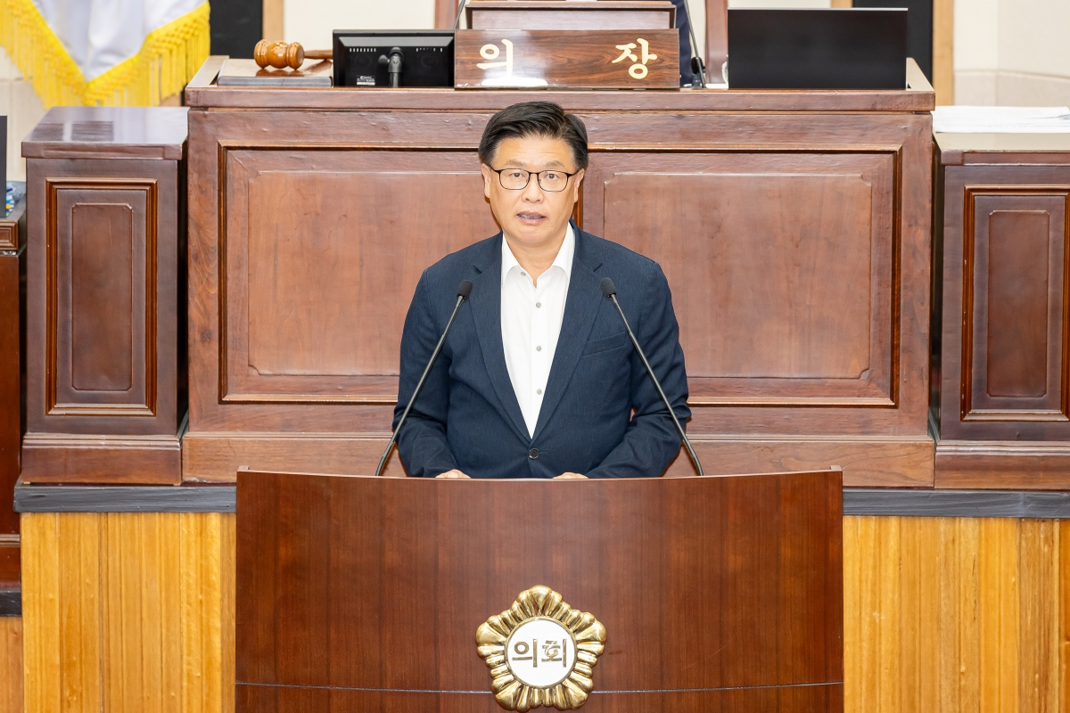 20250623-032[AMG_3018-제288회 제1차 정례회 제2차 본회의시 김낙관 산업건설위원장 2025년도 행정사무감사 활동결과보고.jpg
