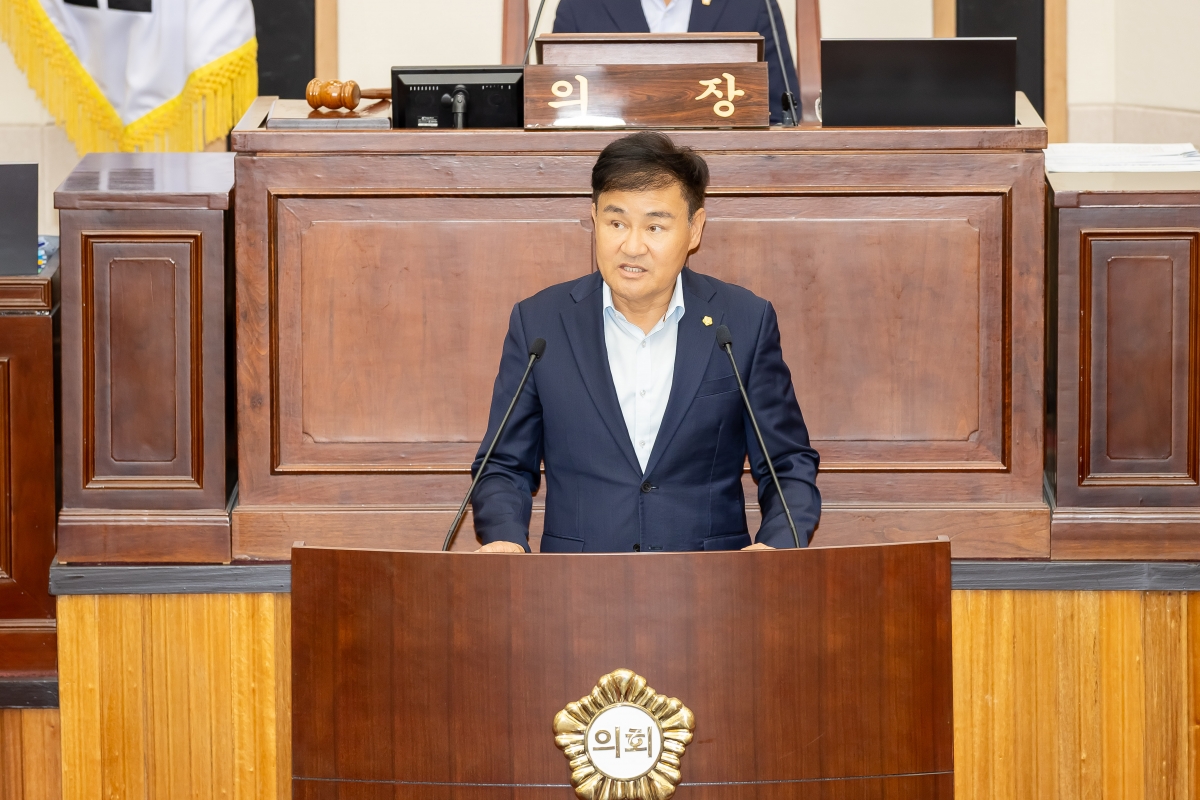 20250623-034[AMG_3032-제288회 제1차 정례회 제2차 본회의시 김재우 문화환경위원장 2025년도 행정사무감사 활동결과보고.jpg