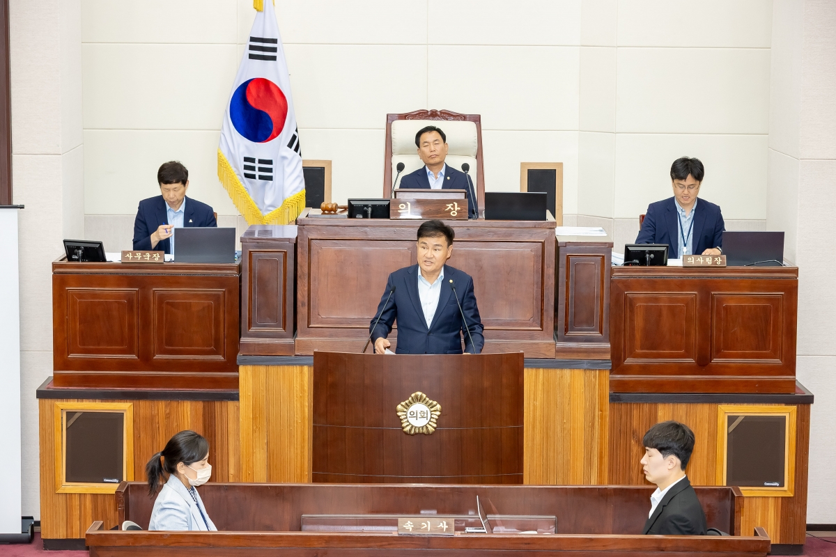20250623-035[AMG_3031-제288회 제1차 정례회 제2차 본회의시 김재우 문화환경위원장 2025년도 행정사무감사 활동결과보고.jpg