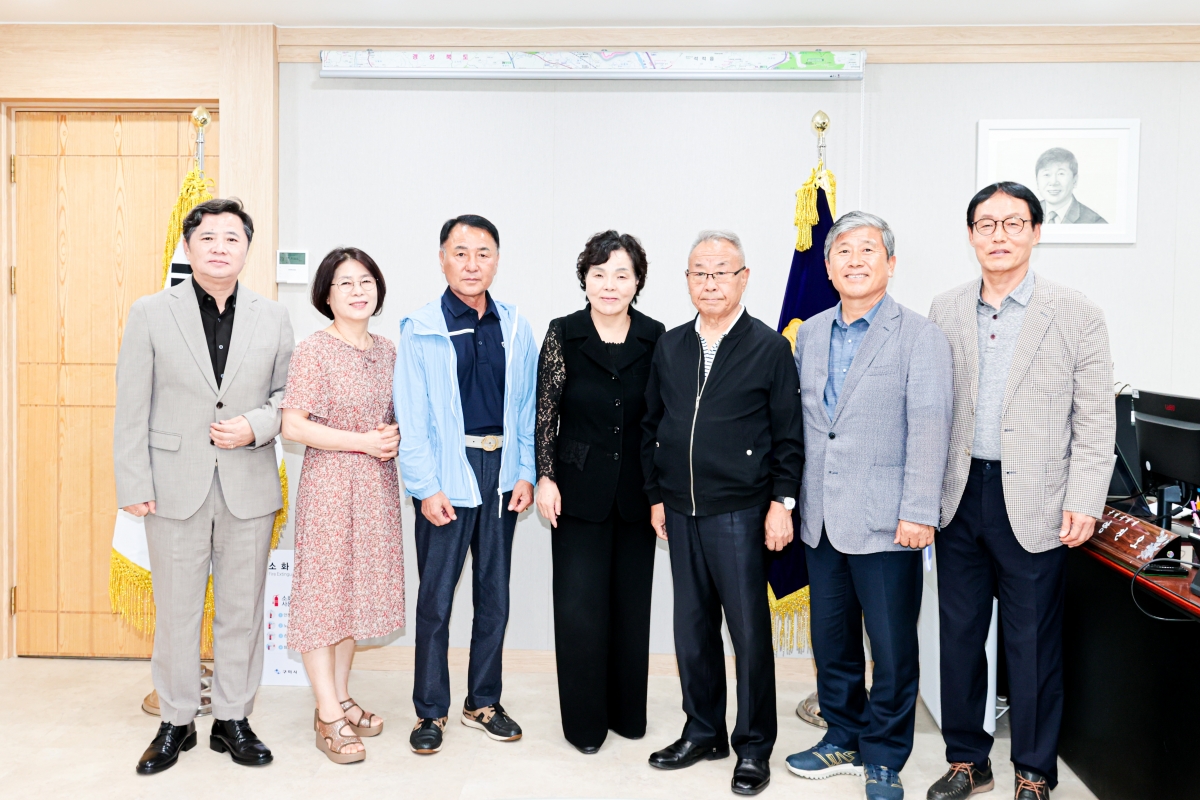 20250701-001[AMG_3400-1-새로운 미래를 준비하는 포럼 회장단 일행 부의장실 방문.JPG