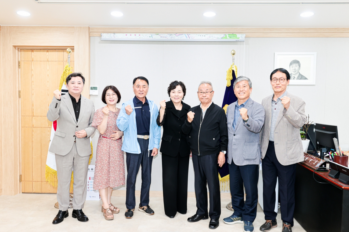 20250701-003[AMG_3405-1-새로운 미래를 준비하는 포럼 회장단 일행 부의장실 방문.JPG