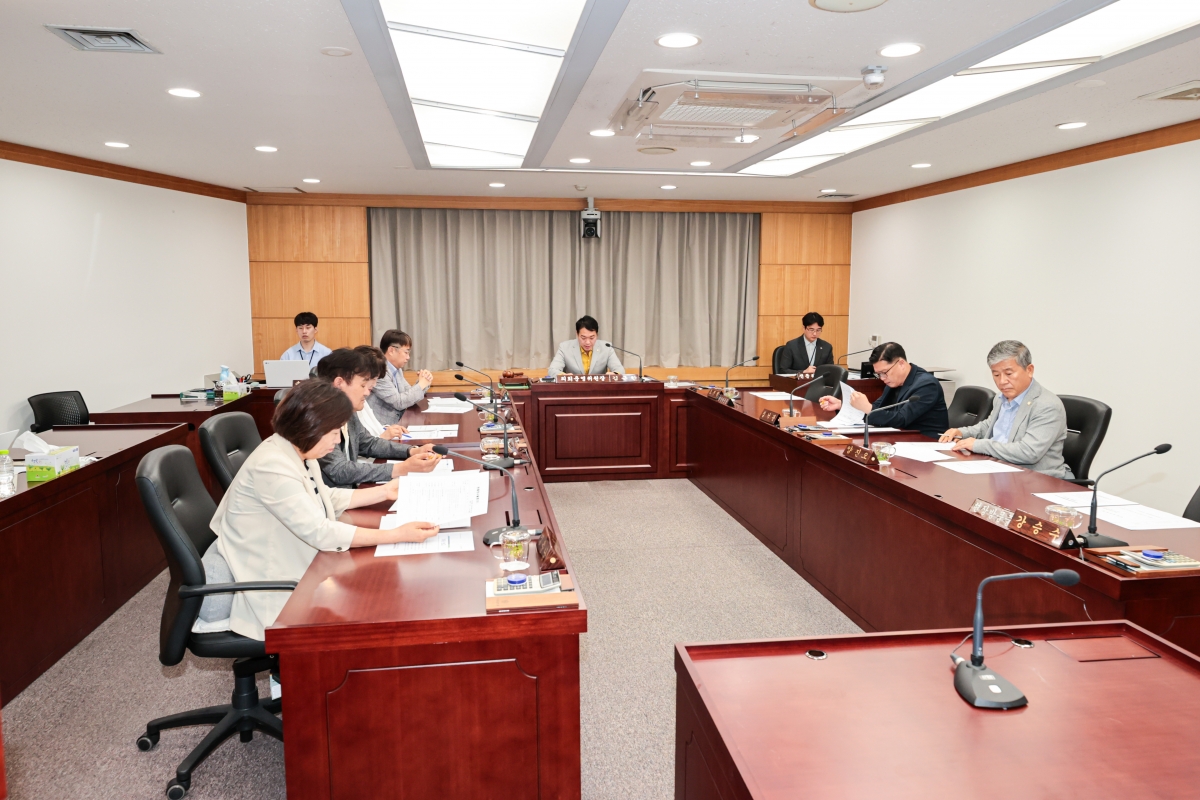 20250707-002[AMG_3754-1-폐회중 의회운영위원회 활동.JPG