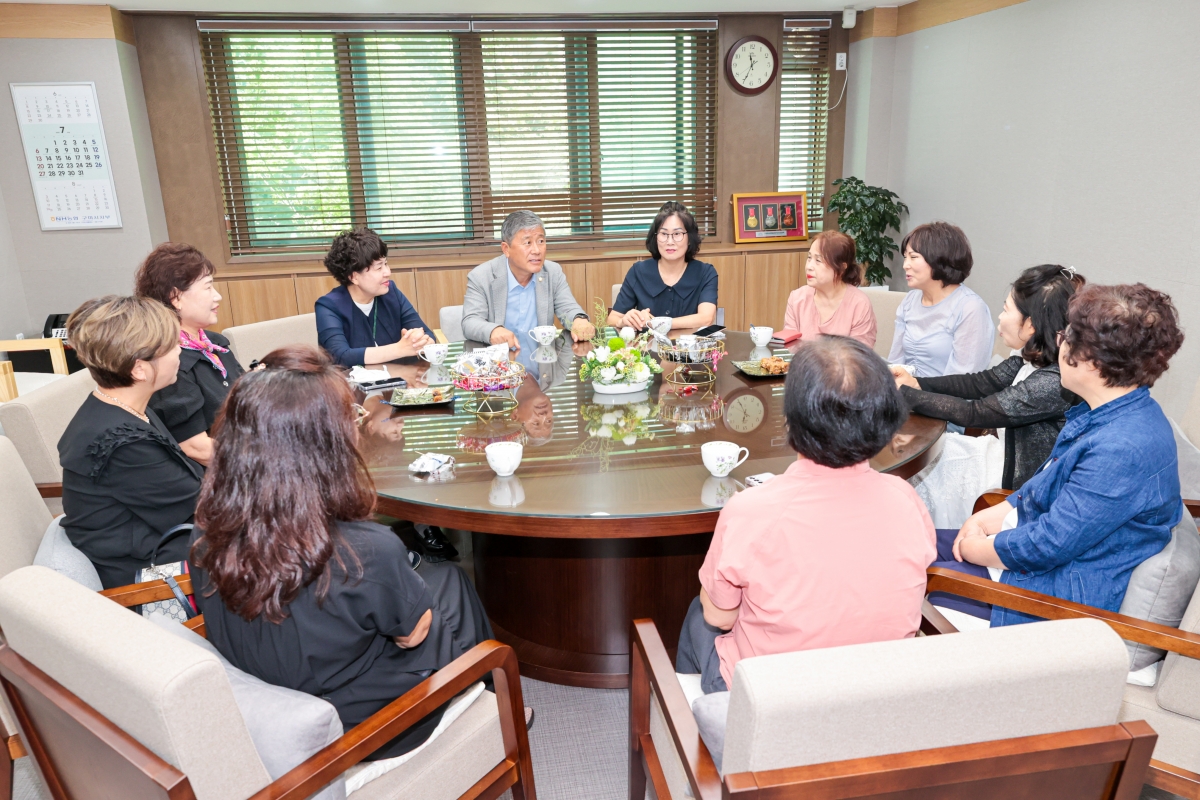 20250703-004[AMG_3587-1-선산농협 고향주부모임 회장단 일행 부의장실 방문.JPG