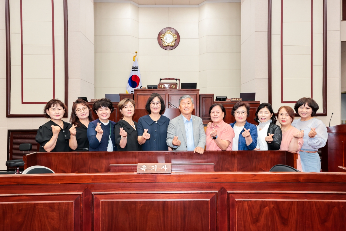20250703-018[AMG_3630-1-선산농협 고향주부모임 회장단 일행 부의장실 방문.JPG