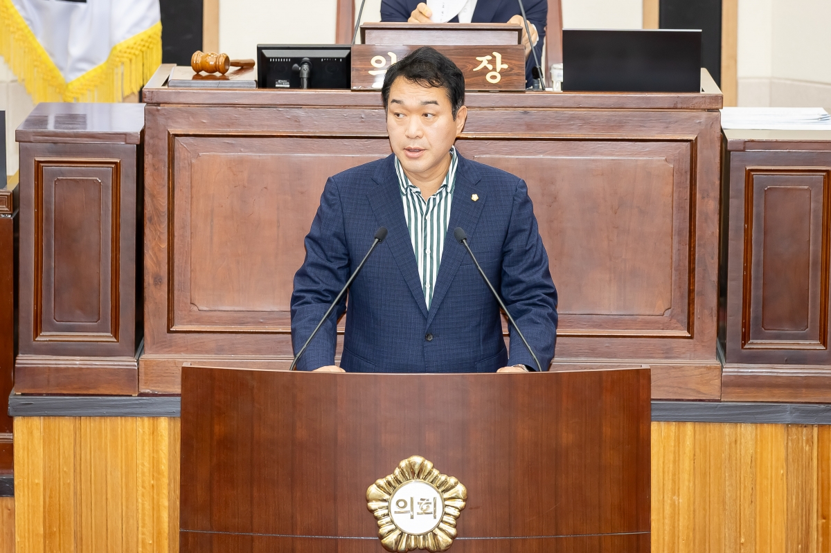 20250715-026[AMG_4167-제289회 임시회 제1차 본회의시 김근한 의회운영위원장 예산결산특별위원회 구성결의안 제안설명.jpg