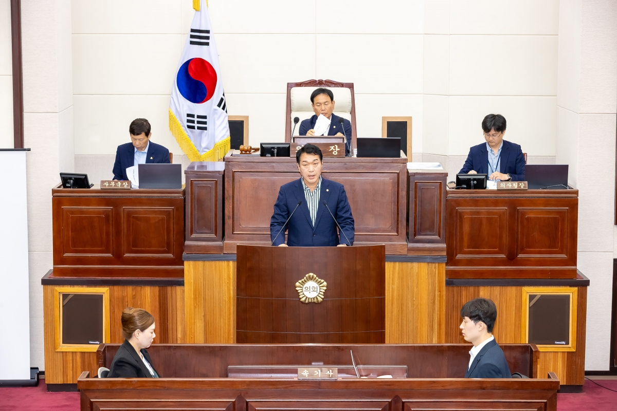 20250715-027[AMG_4172-제289회 임시회 제1차 본회의시 김근한 의회운영위원장 예산결산특별위원회 구성결의안 제안설명.jpg