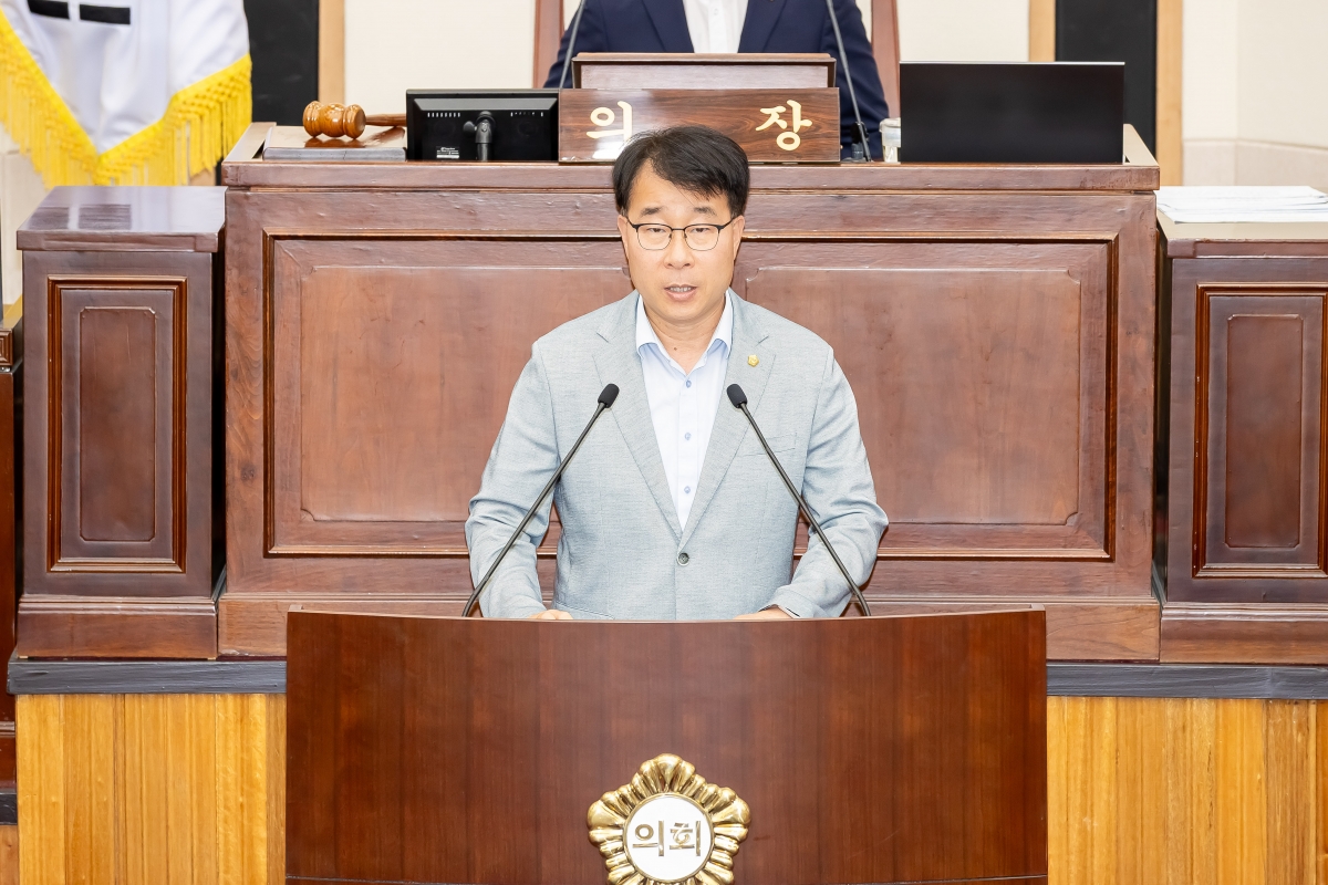 20250715-034[AMG_4199-제289회 임시회 제1차 본회의시 예산결산특별위원장에 호선된 신용하 의원 인사.jpg
