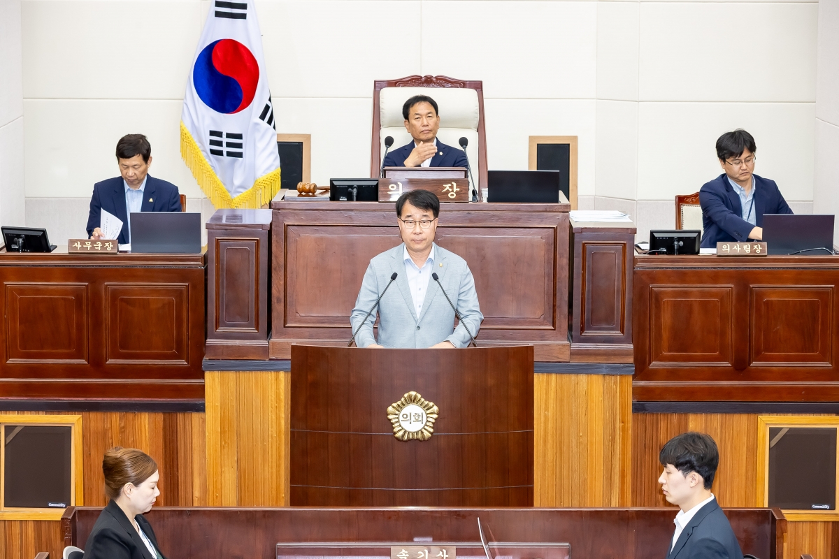 20250715-035[AMG_4203-제289회 임시회 제1차 본회의시 예산결산특별위원장에 호선된 신용하 의원 인사.jpg