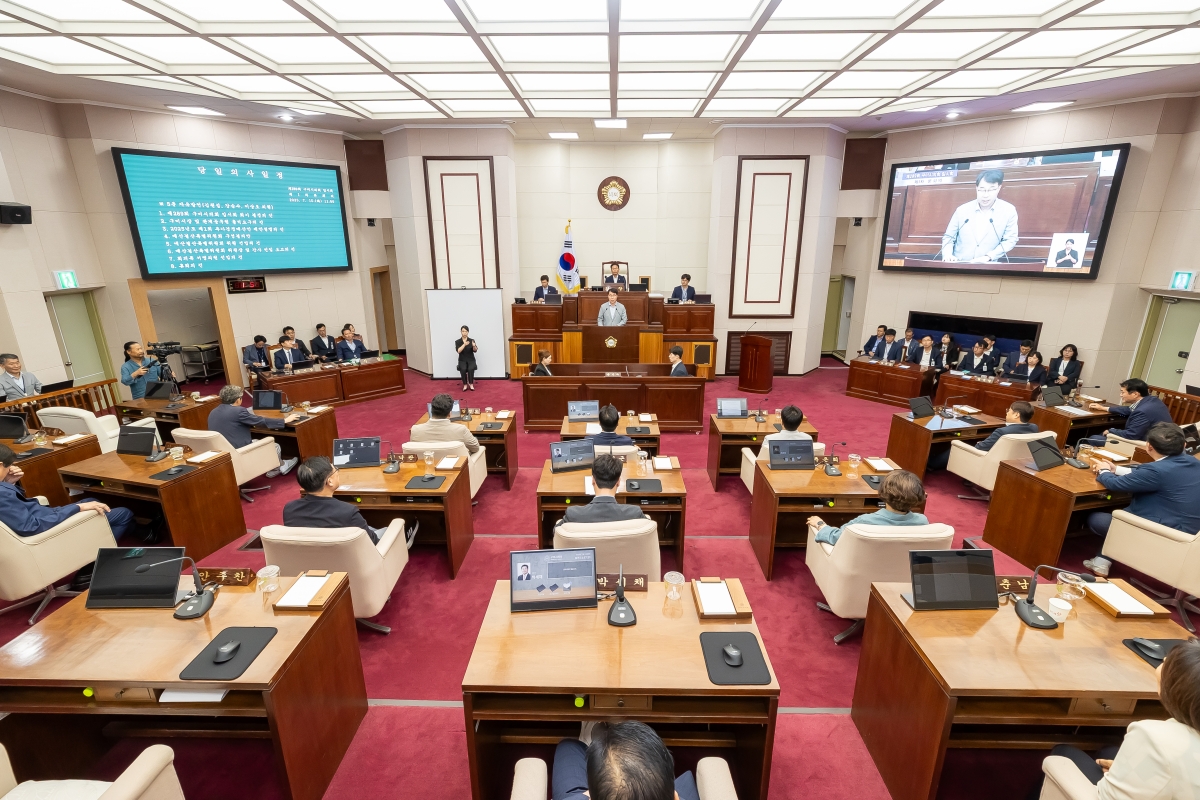 20250715-036[AMG_4206-제289회 임시회 제1차 본회의시 예산결산특별위원장에 호선된 신용하 의원 인사.jpg