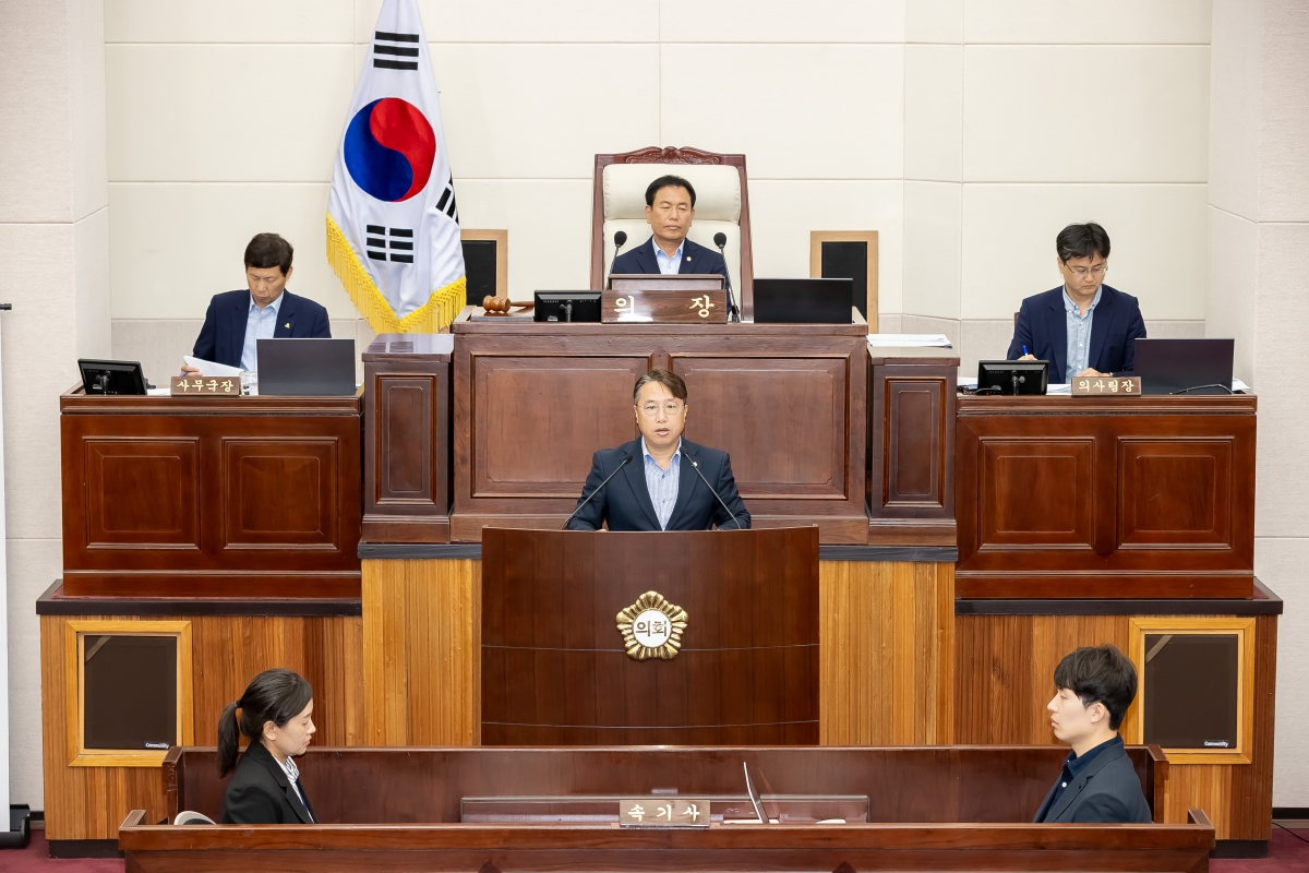 20250724-046[AMG_4920-제289회 임시회 제2차 본회의시 김민성 의회운영위원회 간사 구미 현안 해결을 위한 특별위원회 구성결의안 제안설명.jpg