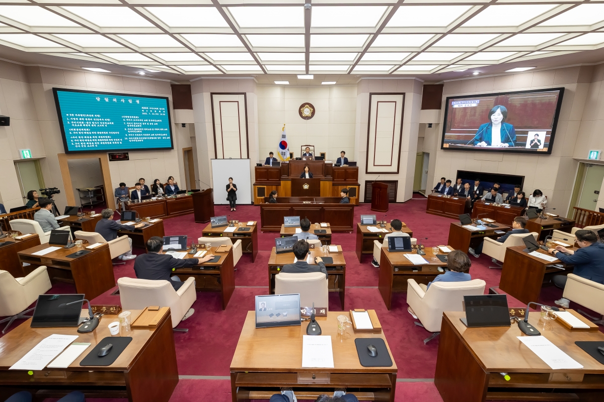 20250724-055[AMG_4951-제289회 임시회 제2차  본회의시 구미 현안 해결을 위한 특별위원장에에 호선된 김춘남 의원 인사.jpg