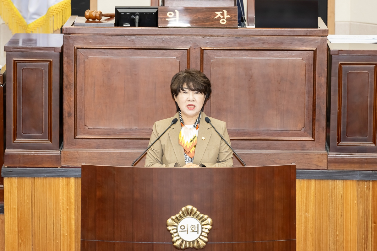 20250724-057[AMG_4955-제289회 임시회 제2차  본회의시 장미경 기획행정위원장 상임위원회 활동결과보고.jpg