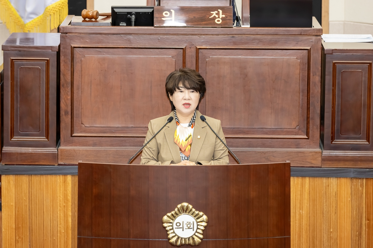 20250724-056[AMG_4952-제289회 임시회 제2차  본회의시 장미경 기획행정위원장 상임위원회 활동결과보고.jpg