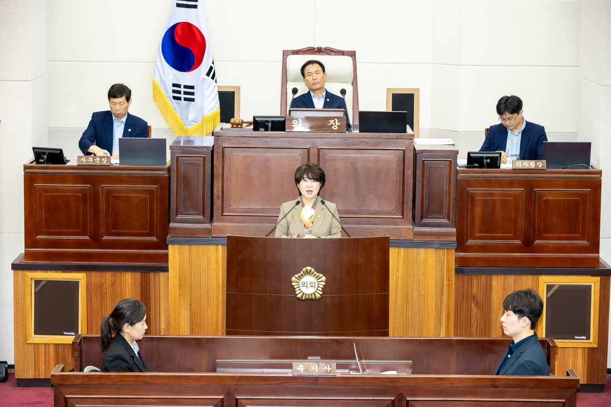 20250724-058[AMG_4959-제289회 임시회 제2차  본회의시 장미경 기획행정위원장 상임위원회 활동결과보고.jpg