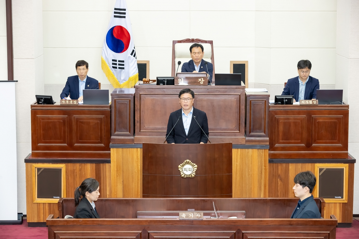 20250724-063[AMG_4971-제289회 임시회 제2차  본회의시 김낙관 산업건설위원장 상임위원회 활동결과보고.jpg