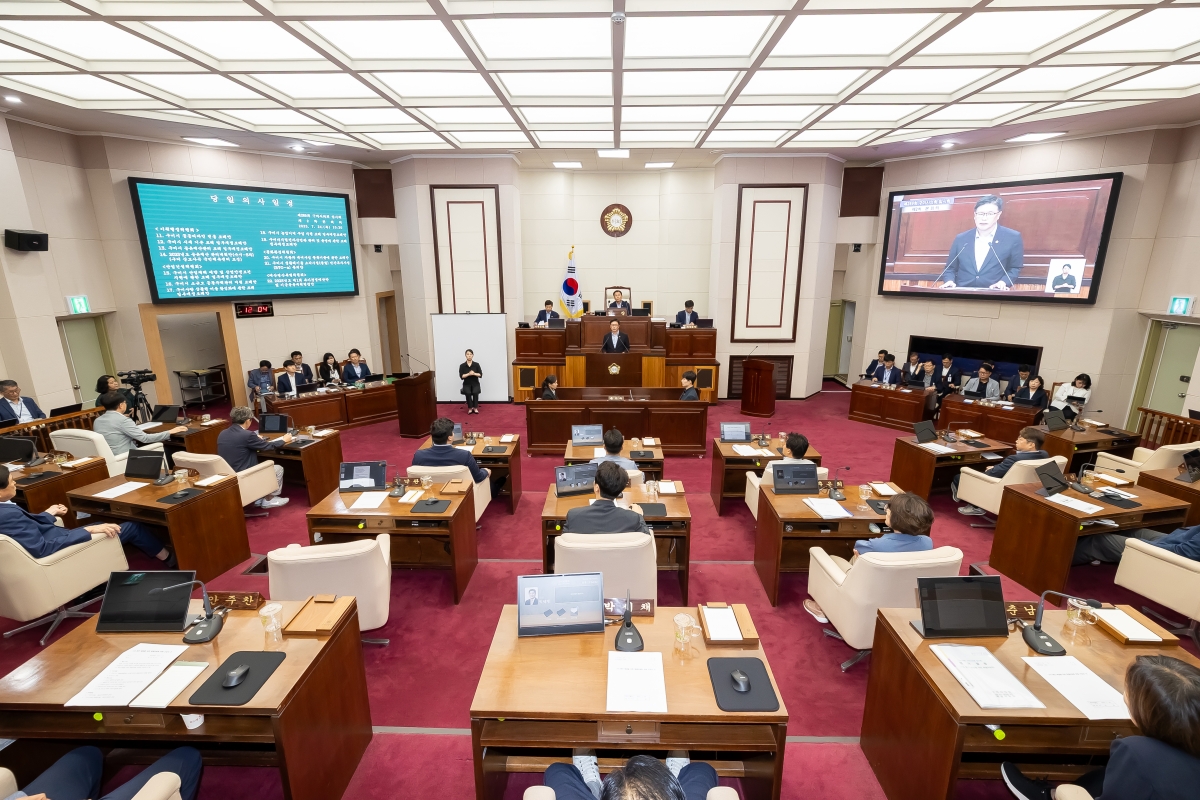 20250724-064[AMG_4972-제289회 임시회 제2차  본회의시 김낙관 산업건설위원장 상임위원회 활동결과보고.jpg