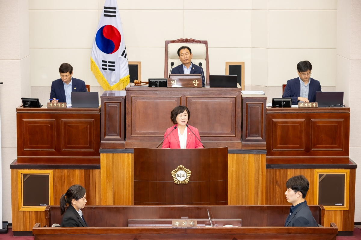 20250724-068[AMG_4986-제289회 임시회 제2차  본회의시 이정희 문화환경위원회 간사 상임위원회 활동결과보고.jpg