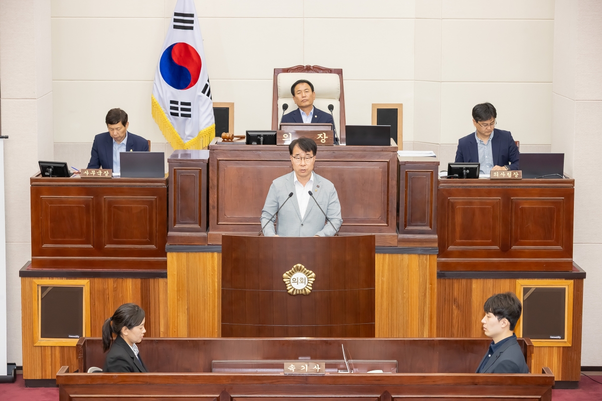 20250724-071[AMG_4996-제289회 임시회 제2차  본회의시 신용하 예산결산특별위원장 2025년도 제1회 추가경정예산안 및 기금운용계획변경안 활동결과보고.jpg