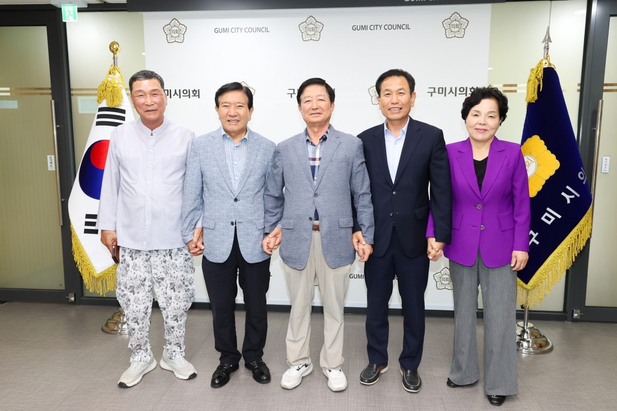 20250827-004[AMG_6126-1-의정회장 일행 의장실 방문.JPG