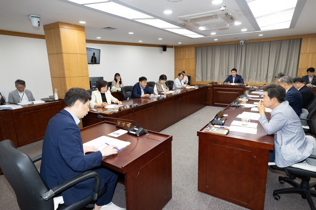 20250911-009[AMG_7287-제290회 임시회시 의회운영위원회 조례안 등 심사활동.jpg