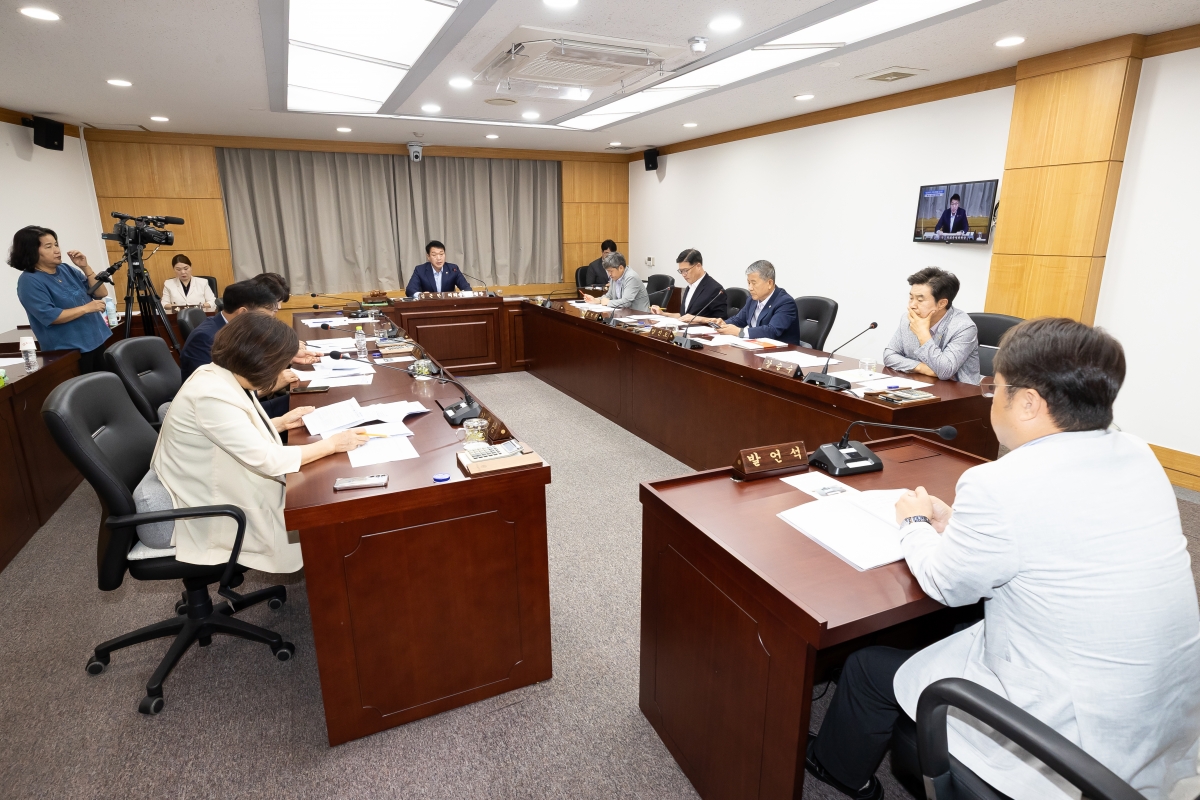 20250911-006[AMG_7278-제290회 임시회시 의회운영위원회 조례안 등 심사활동.jpg