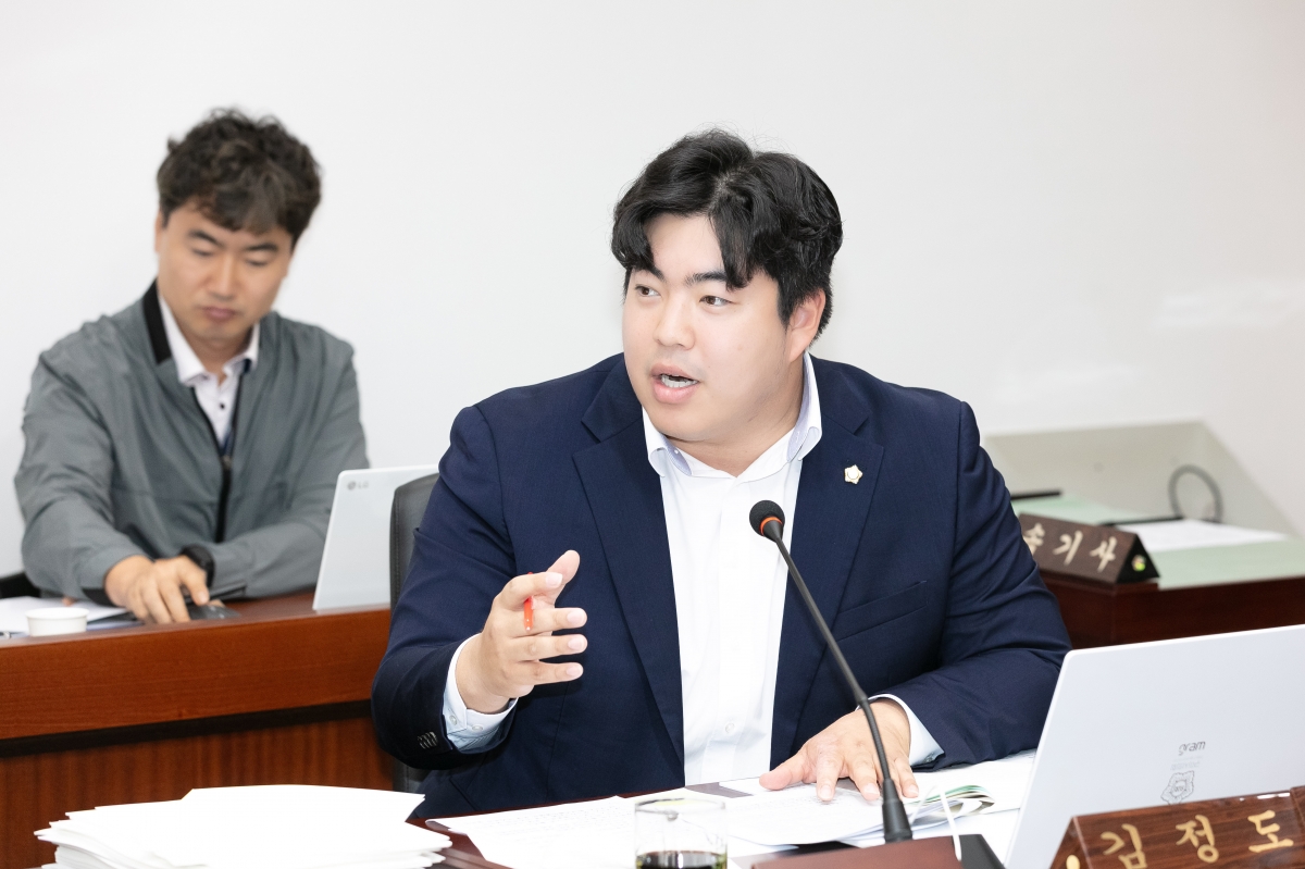 20250911-027[IMG_1582-제290회 임시회시 기획행정위원회 조례안 등 심사활동.jpg