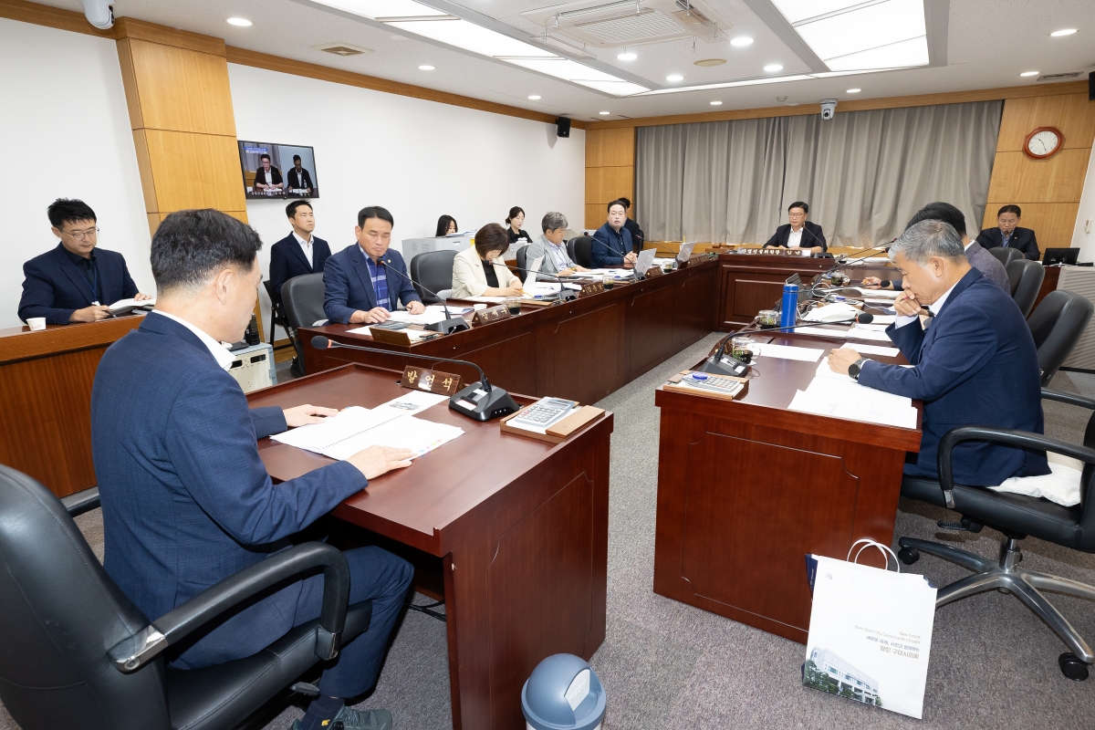 20250911-057[AMG_7386-제290회 임시회시 산업건설위원회 조례안 등 심사활동.jpg