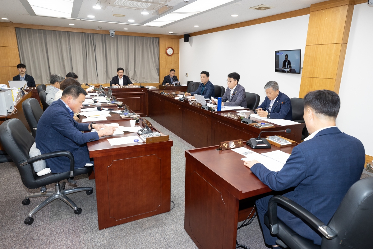 20250911-058[AMG_7390-제290회 임시회시 산업건설위원회 조례안 등 심사활동.jpg