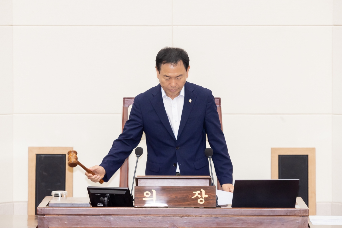 20250917-001[AMG_7869-제290회 임시회 제2차 본회의시 박교상 의장 회의주재.jpg