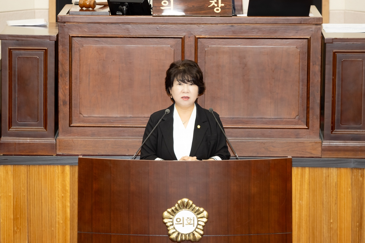 20250917-022[AMG_7916-제290회 임시회 제2차 본회의시 장미경 기획행정위원장 상임위원회 활동결과보고.jpg